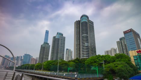 día lluvioso paisaje urbano de shanghai edificios famosos megatalls paseo en ferry panorama 4k lapso de tiempo china