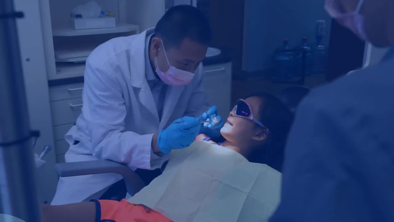 Animazione di una rete di connessioni con icone su un dentista caucasico e una paziente bambina