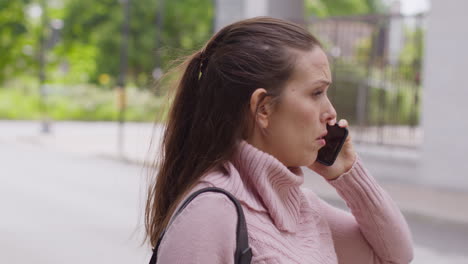mujer estresada o enojada al aire libre con preocupaciones financieras sobre el costo de la vida crisis deuda y pago de facturas hablando por teléfono móvil 4