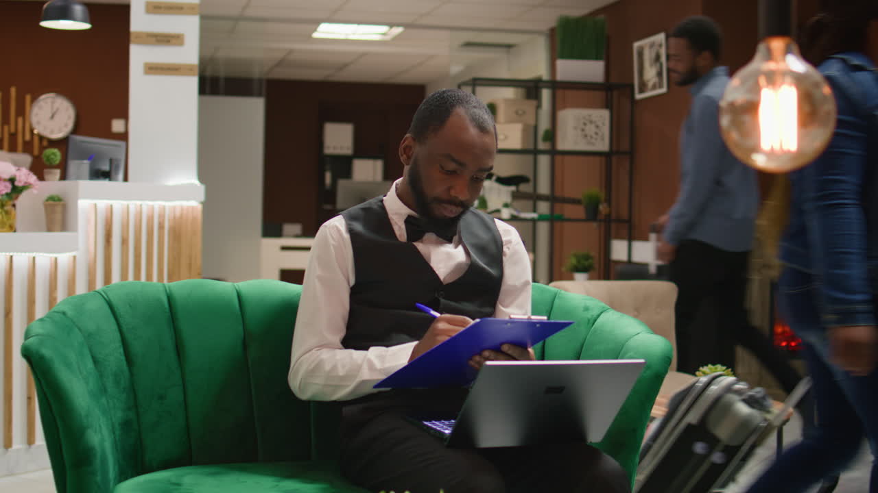 el portero afroamericano gestiona las reservas.