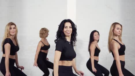 Gruppe-Von-Tänzerinnen,-Die-Lernen,-Wie-Sie-Ihren-Körper-Beim-Bachata-Tanz-Bewegen.