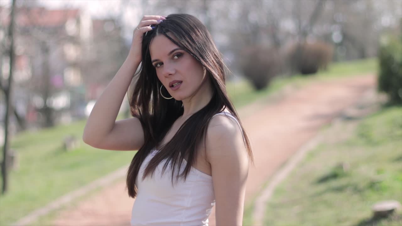 mujer parada en un parque modelando para una foto