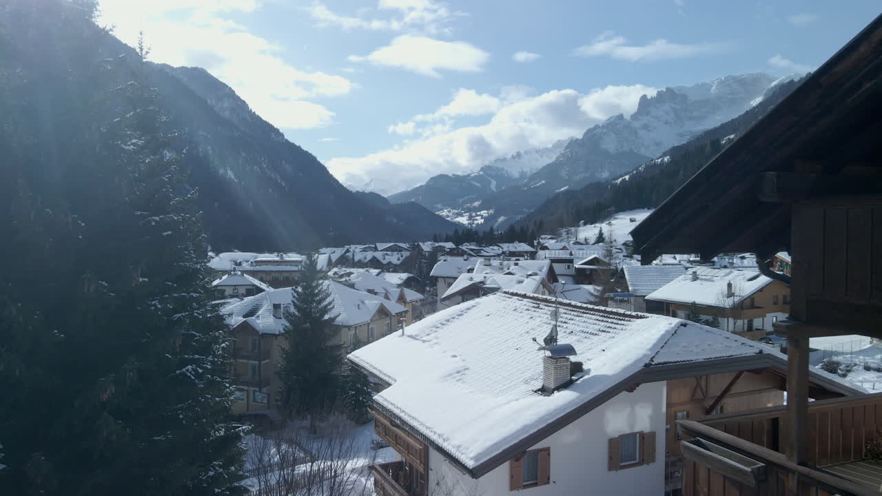 cordillera cubierta de nieve con distrito residencial y impresionante vista panorámica