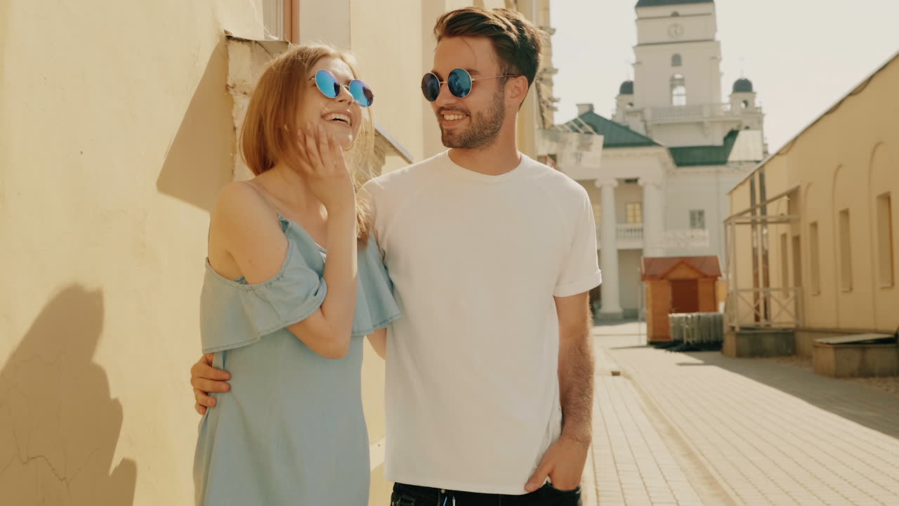 한 커플 이 도시 거리 에서 포즈 를 취 하고 있다