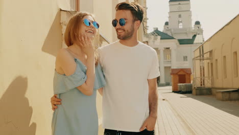 una pareja posando en una calle de la ciudad