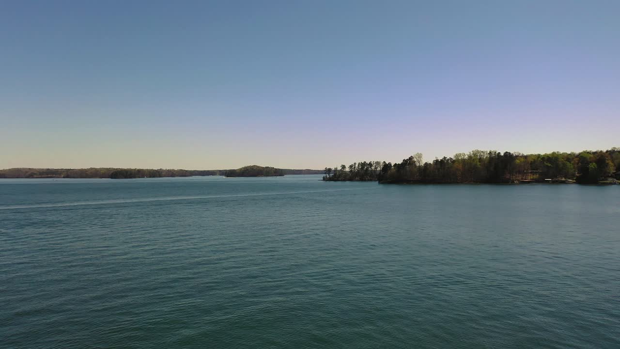 día soleado en el lago lanier en cumming georgia