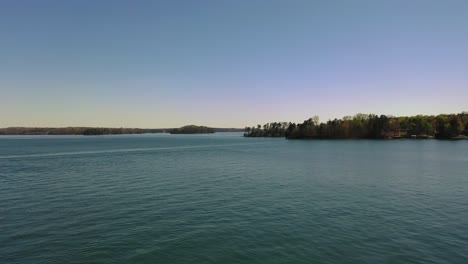 Sonniger-Tag-Am-Lake-Lanier-In-Cumming-Georgia