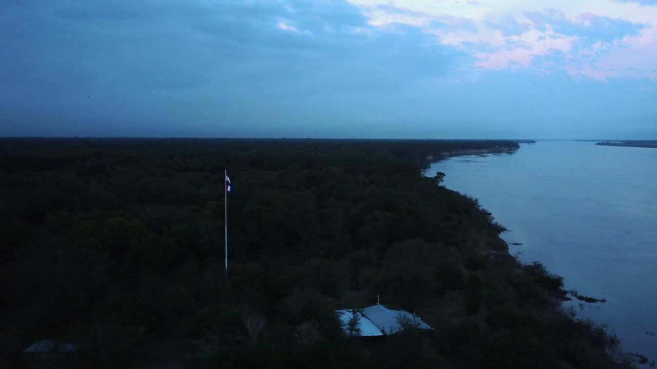 파라과이 강 에서 파라과이  ⁇ 발 이 흔들리고 새 들 이 평화롭게 날아다니고 있다
