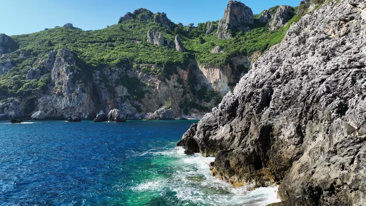 acantilados escarpados de la isla de corfú en el mar jónico con aguas azules