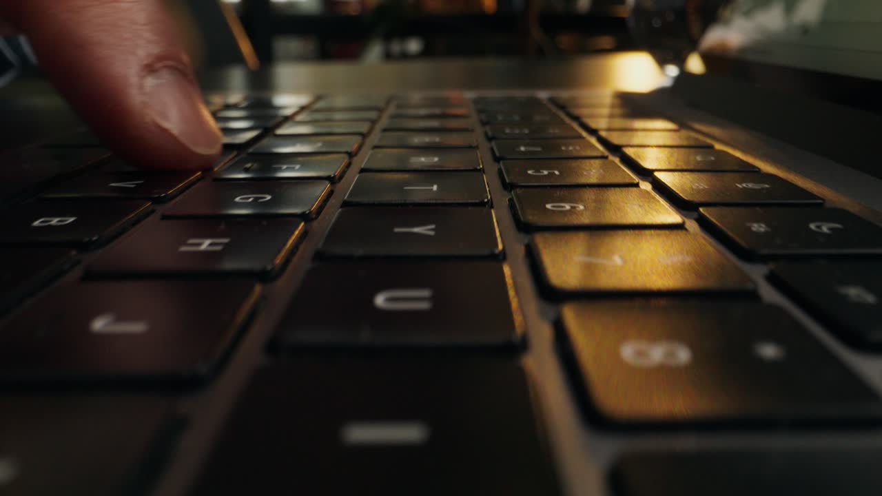 노트북 키보드에 입력하는 사람