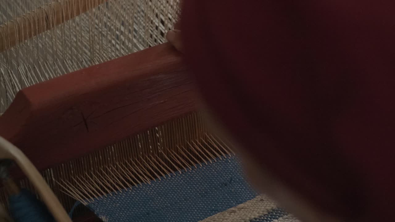 el tejedor hace tela en el telar étnico