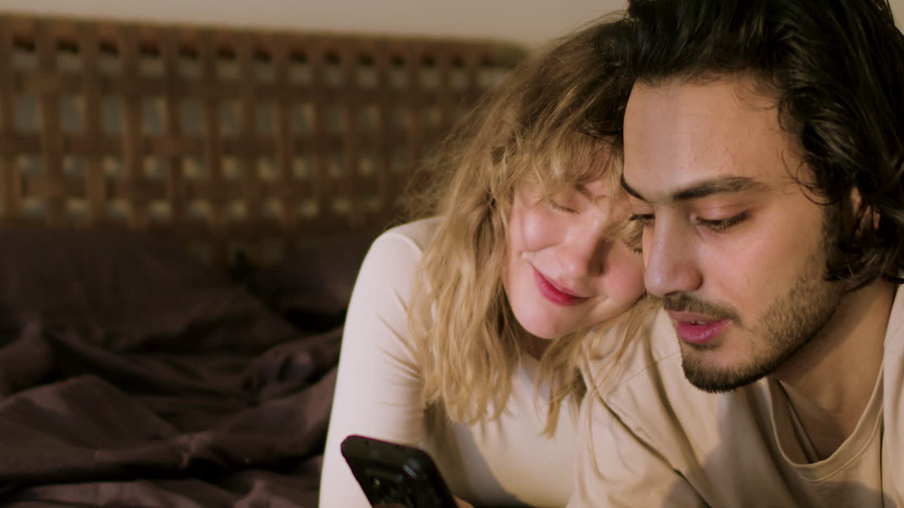 침대에 있는 행복한 커플