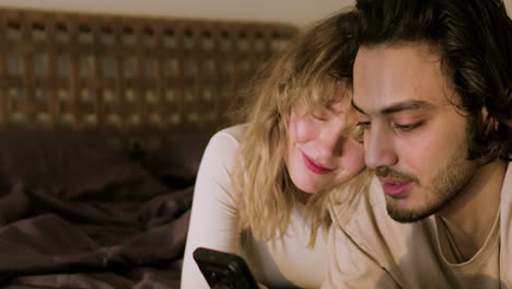 una pareja feliz en la cama.
