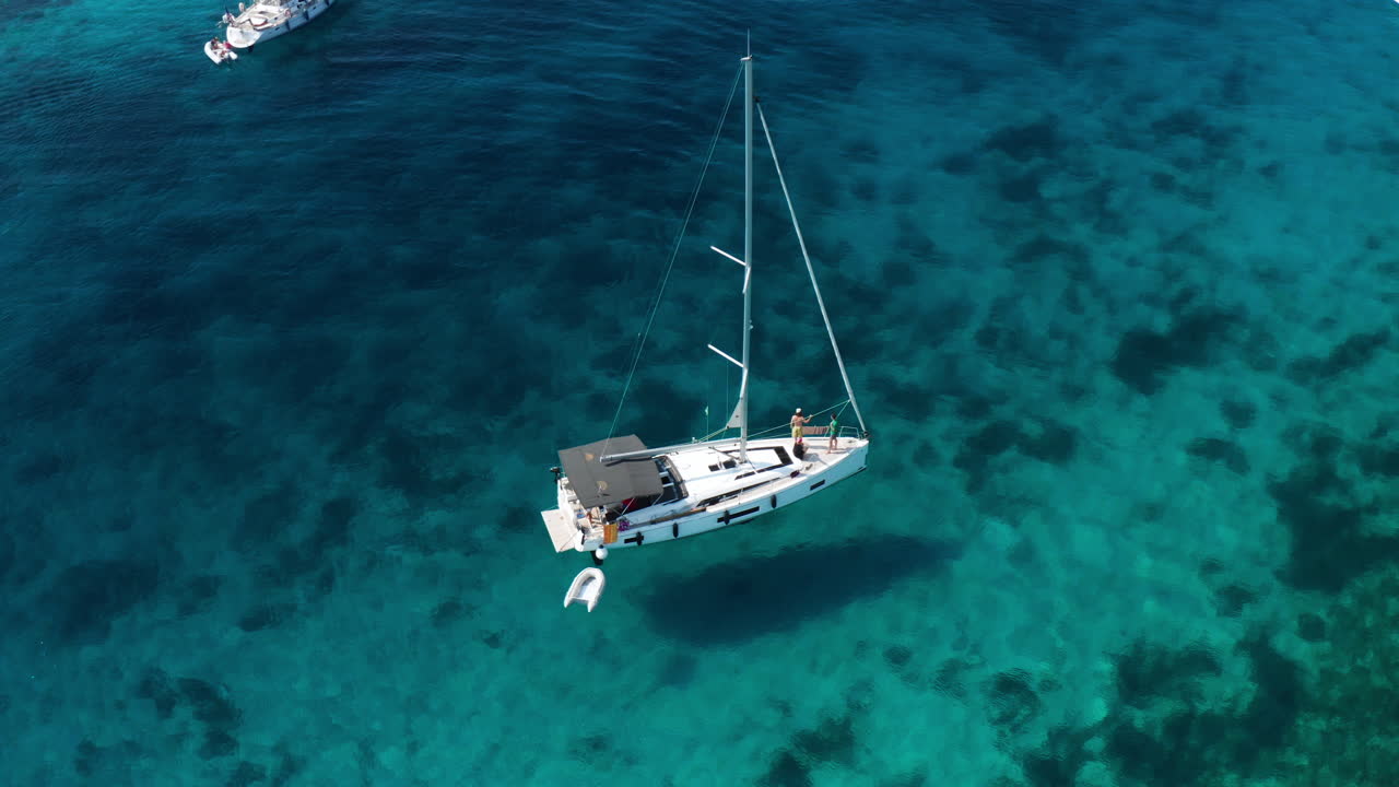 velero con bote flotando en las prístinas aguas azules del mar adriático cerca de las islas paklinski en hvar, croacia