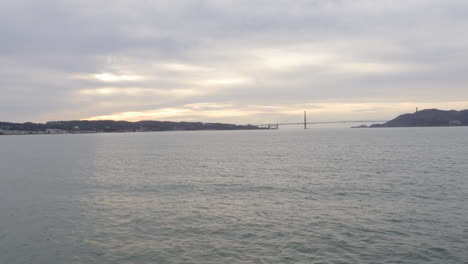 Crucero-Turístico-Por-San-Francisco-A-Través-De-La-Bahía-Con-Vistas-Al-Puente-Golden-Gate-Durante-La-Puesta-De-Sol-En-California,-EE.UU.