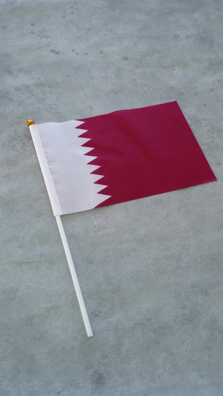 Primo piano della bandiera nazionale del Qatar. Concetto di bandiera del Qatar. Scatto verticale