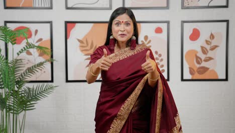 mujer india apuntando hacia abajo en el espacio de copia