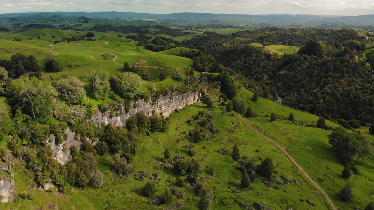 imágenes aéreas de nueva zelanda parque natural salvaje colinas verdes de prado y formación rocosa de pared área no contaminada