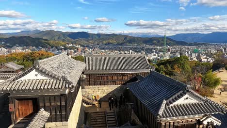 Vista-Desde-Las-Torres-Del-Castillo-En-El-Patio-Y-Los-Tejados-Del-Castillo-De-Matsuyama,-Shikoku,-Ehime,-Japón