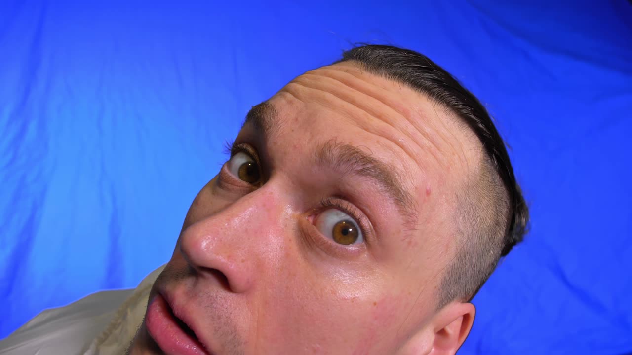 virólogo científico loco en respirador. movimiento lento. hombre de cerca, con máscara médica de protección. covid-19. película azul clave de croma.