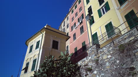 Colorful-Buildings-in-Camogli,-Liguria