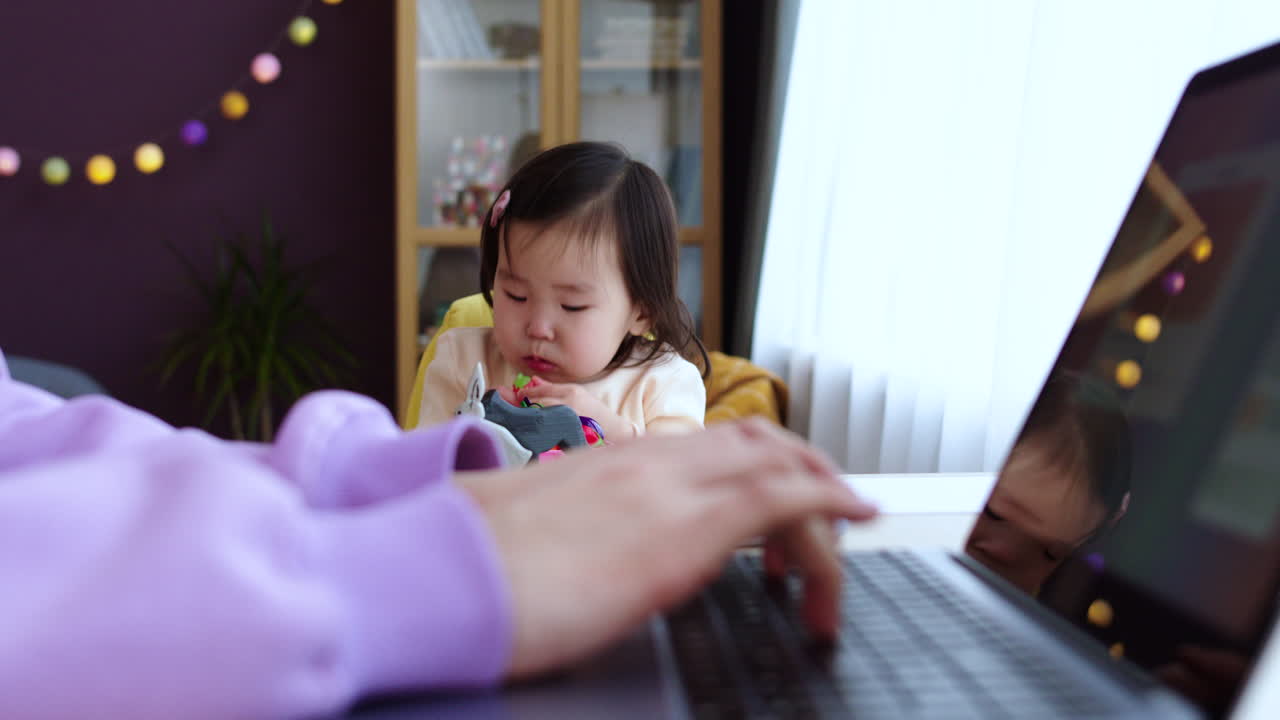 노트북에서 일하는 알아보기 힘든 여자