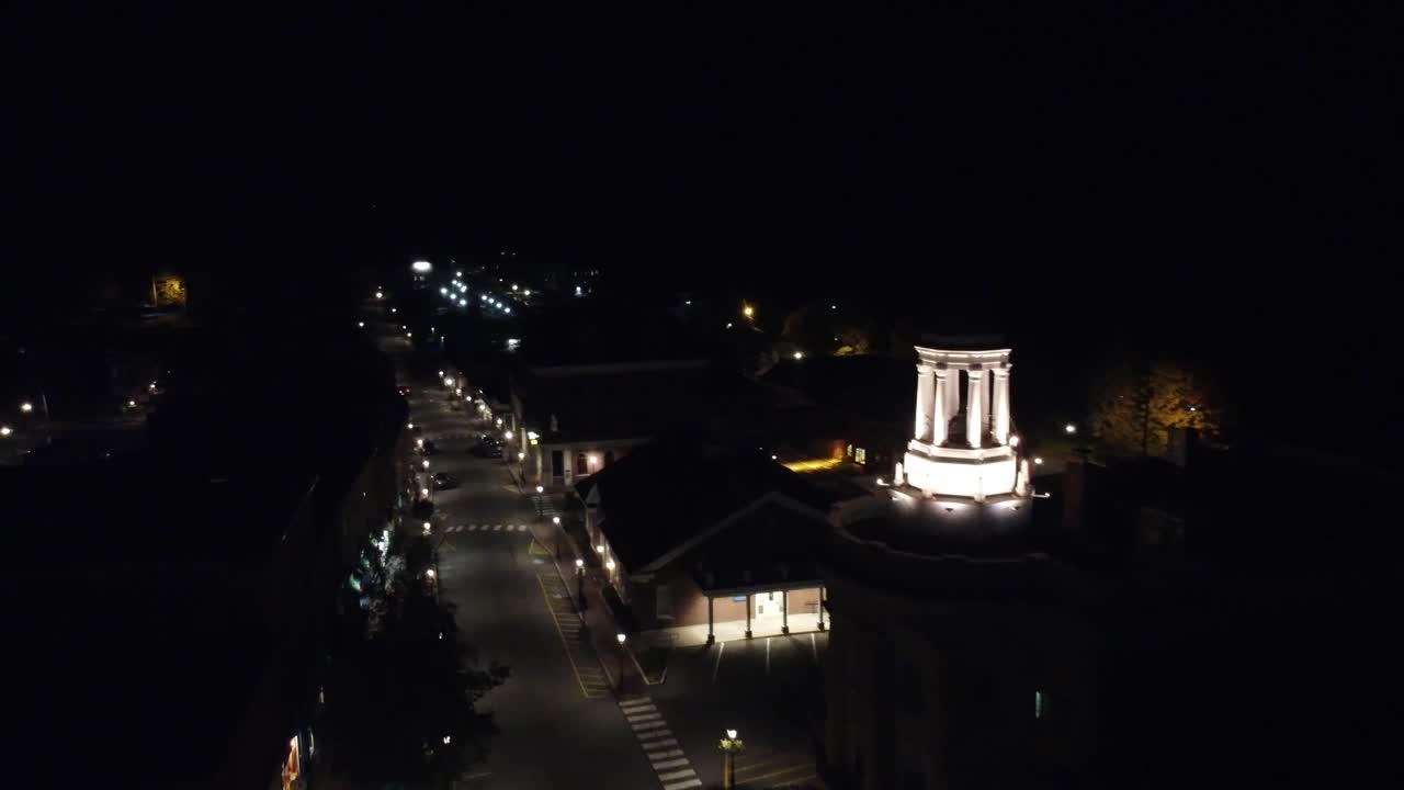 시내 법원에 밀어 넣다