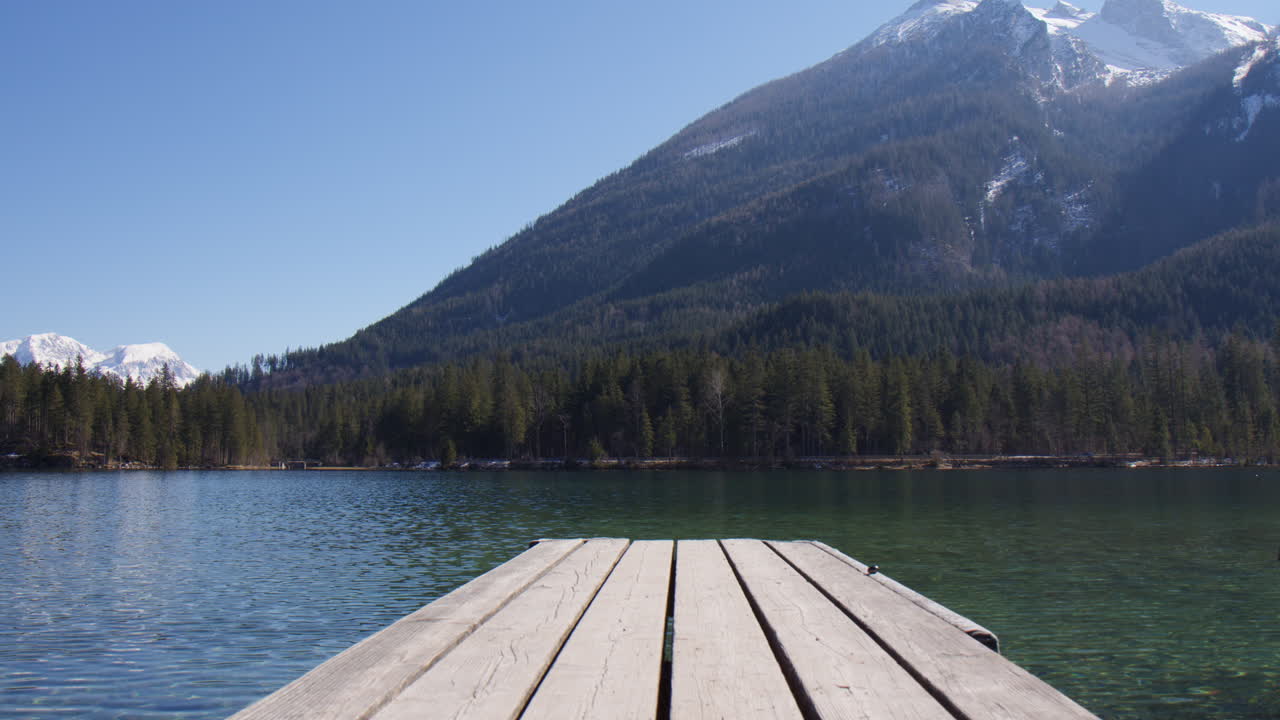 Dermaga kayu di Danau Hintersee di Taman Nasional Berchtesgaden, Bavaria, Jerman. Pengambilan Gambar Lebar.