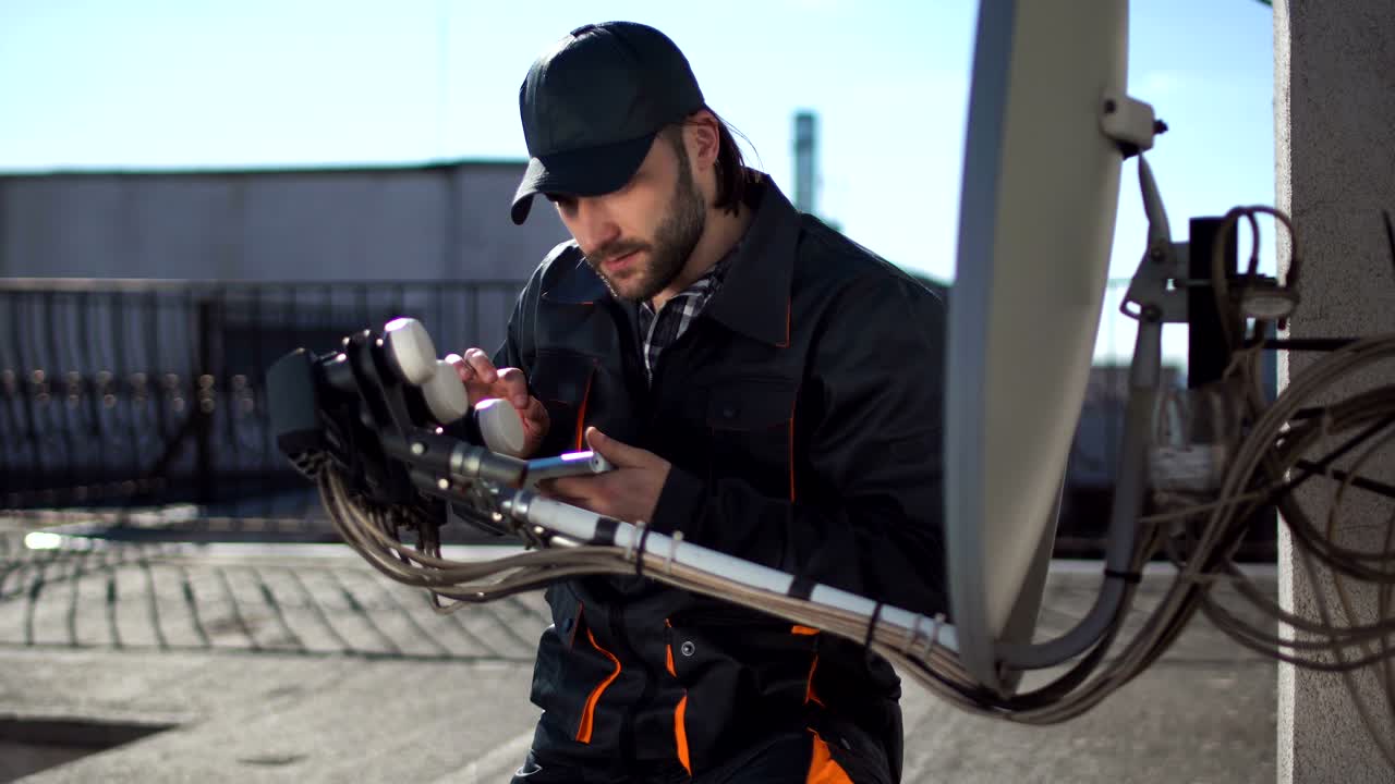 ingeniero o técnico comprobando una antena con un panel táctil