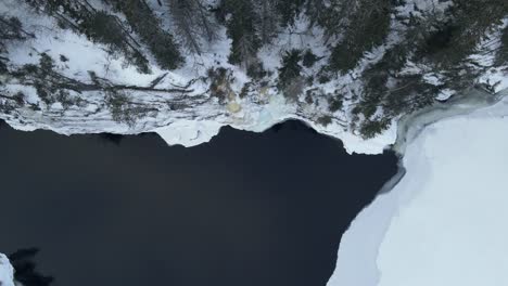 Tomas-Reales-De-Aterrizaje-De-Una-Cascada-Congelada-En-El-Sur-De-Noruega