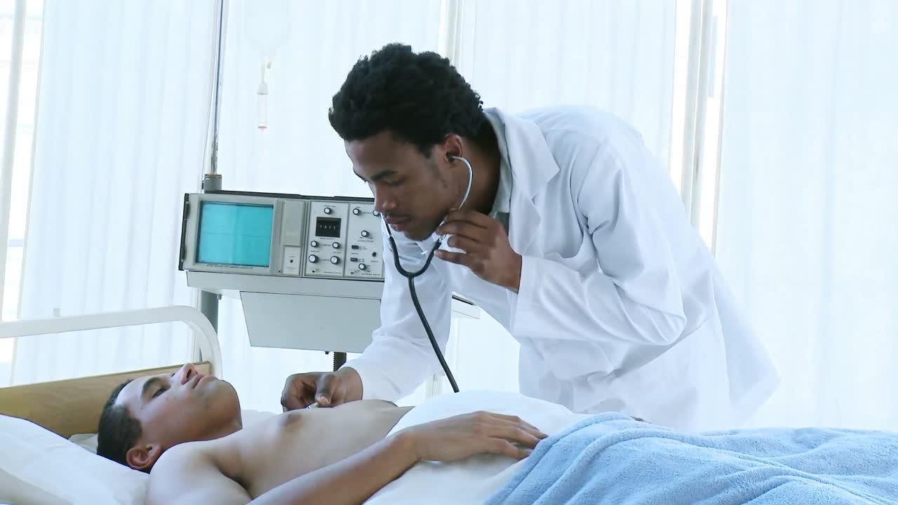 Medico che ascolta i polmoni di un paziente con lo stetoscopio