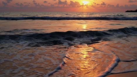 las olas de la playa al atardecer