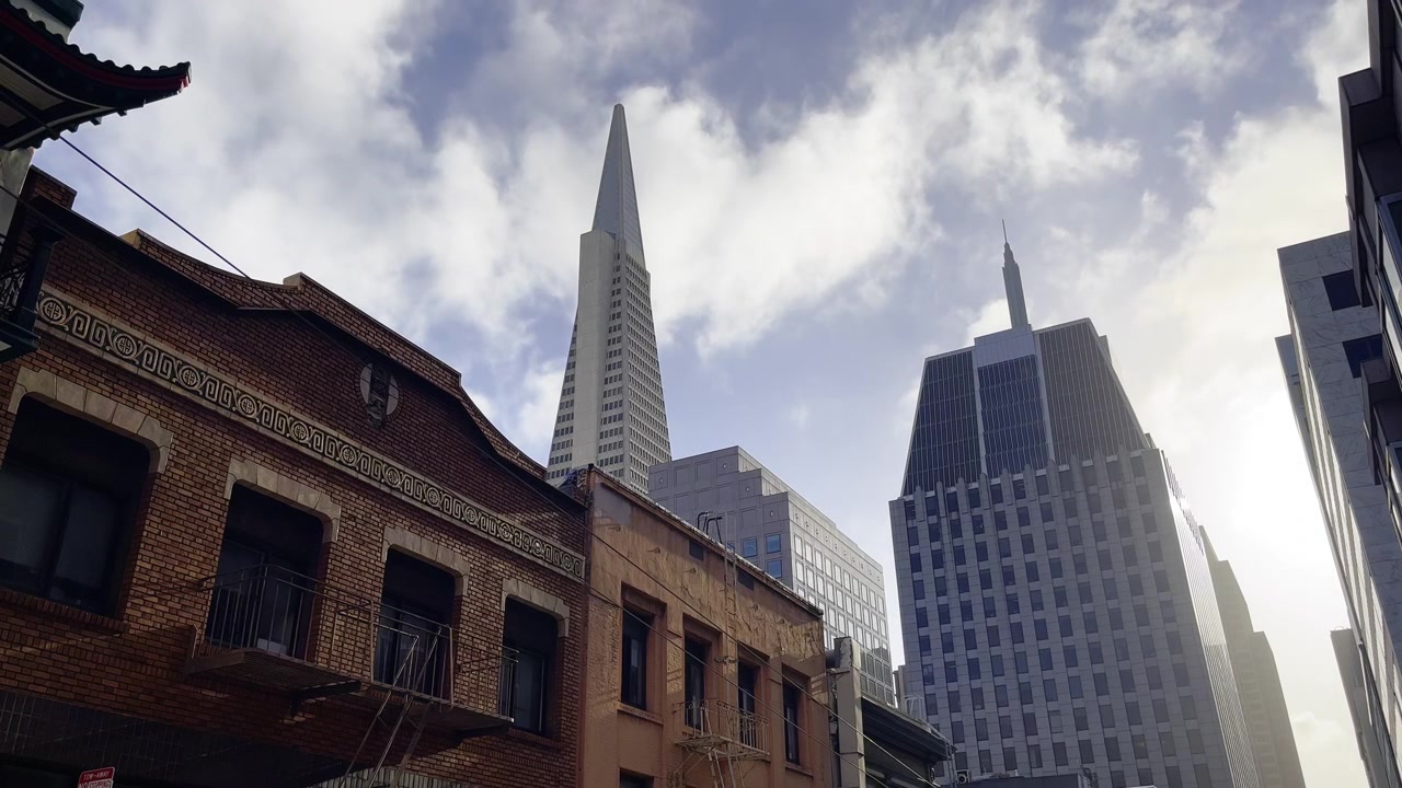 Lo skyline di San Francisco si erge dietro facciate storiche in mattoni con la Transamerica.