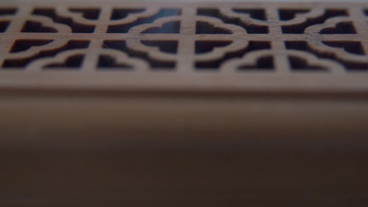 Primo piano macro di incenso fumante in una scatola di legno, meditazione rituale spirituale, fragranza per aromaterapia, fumo bianco aromatico rilassante, custodia testurizzata, video cinematografico in slow motion con tilt up a 120 fps