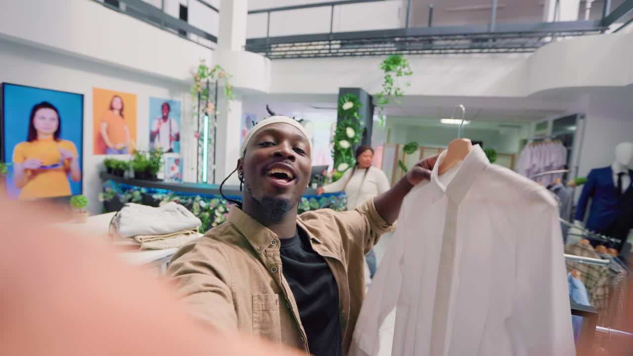 el hombre promueve la nueva colección de la tienda de moda