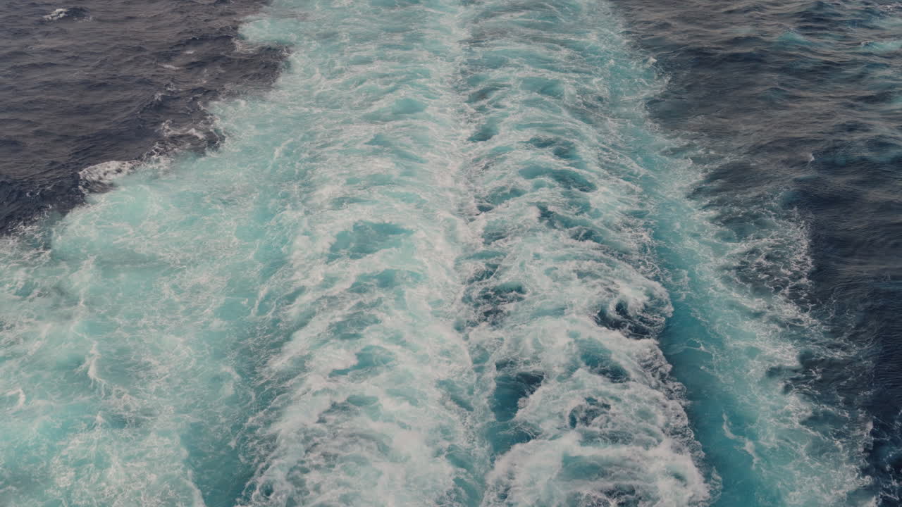 바다에서 배가 깨어납니다.