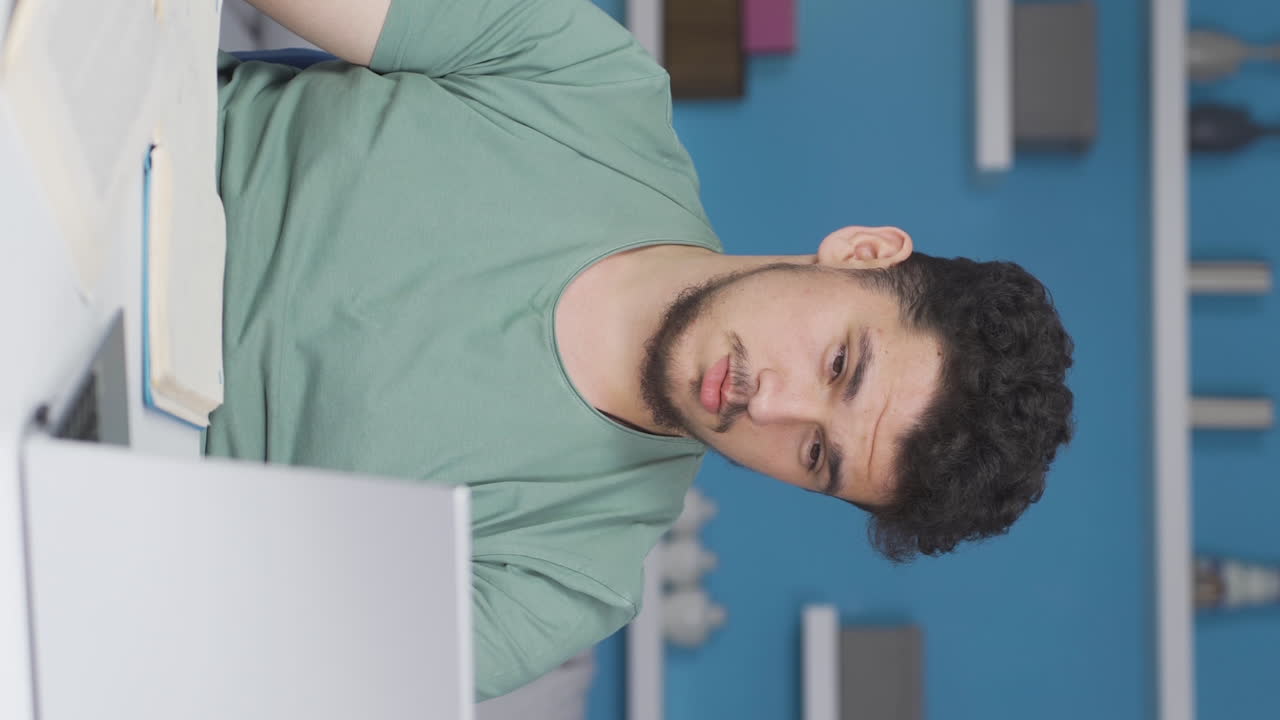 Vertikal video av mannlig student med gode eksamensresultater