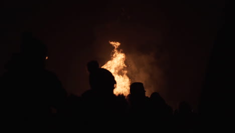 Ein-Tobendes-Lagerfeuer-Wurde-Sichtbar,-Als-Die-Person-Wegging