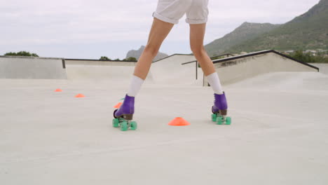 primer plano de un patinador patinando a través