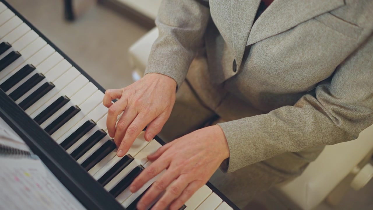 Mani di insegnante di pianoforte caucasica sulla tastiera che guidano la tecnica durante una lezione in studio, primo piano delle dita sui tasti con spartito visibile, illuminazione ambientale calda e atmosfera intima, mentore che dimostra la postura