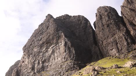 Blick-Hinauf-Zu-Den-Schwarzen-Klippen-Des-Old-Man-Of-Storr-Auf-Der-Isle-Of-Skye-Im-Schottischen-Hochland