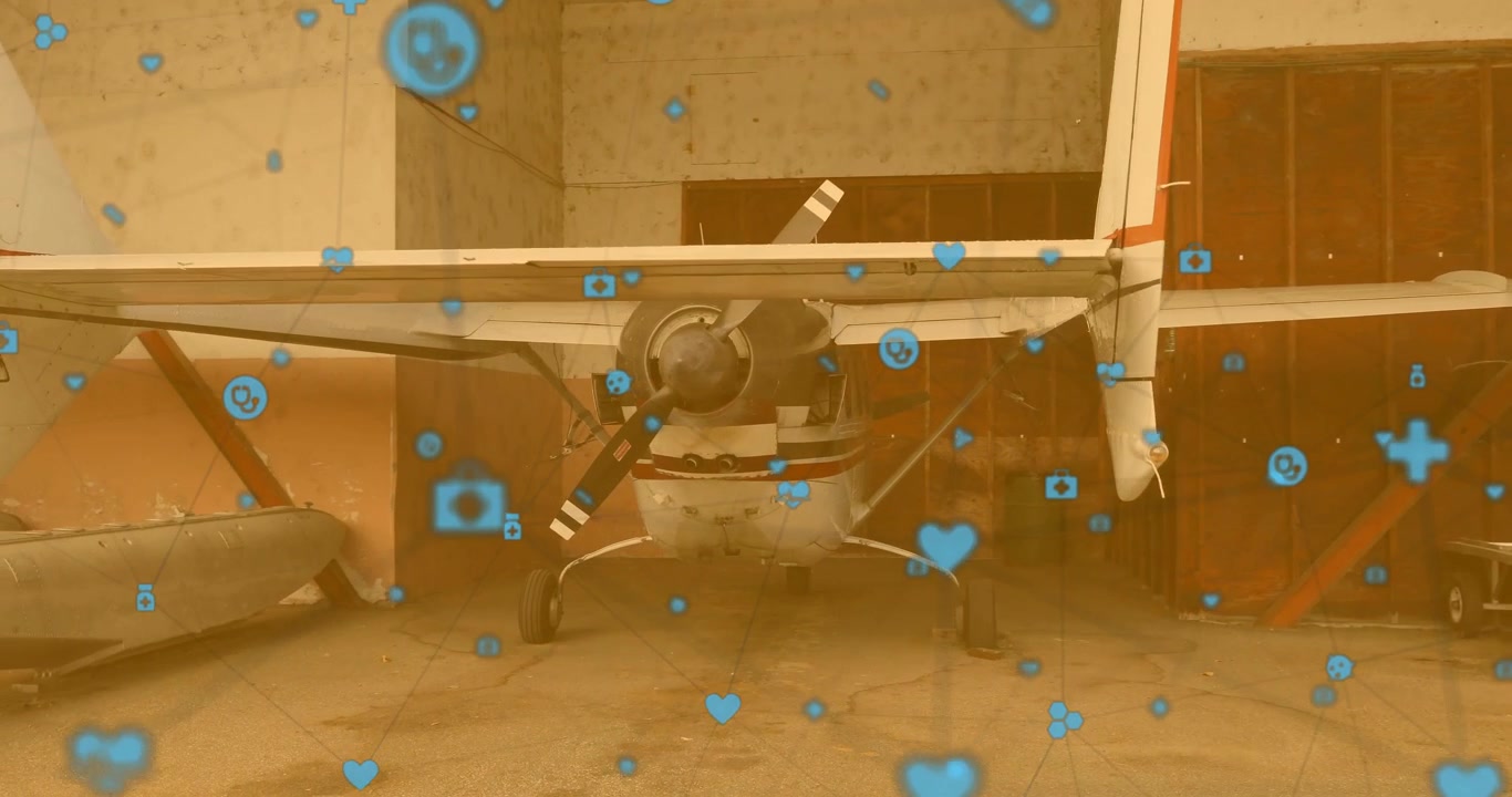 L'apertura dell'hangar attiva icone mediche e della fotocamera che fluttuano sopra l'aereo mostrando lo stato di manutenzione