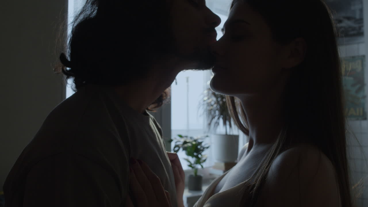 집에서 키스하는 커플