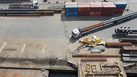 tubos de acero de gran tamaño cargados en un camión de remolque en el puerto de contenedores en dordrecht, países bajos