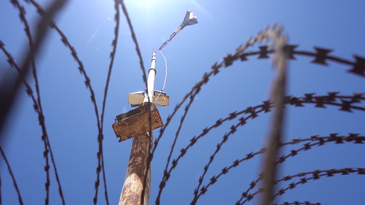 최전방 녹슨 철조망에서