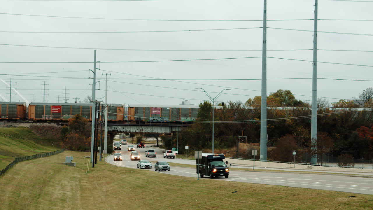 tren pasando por un puente en dallas, texas
