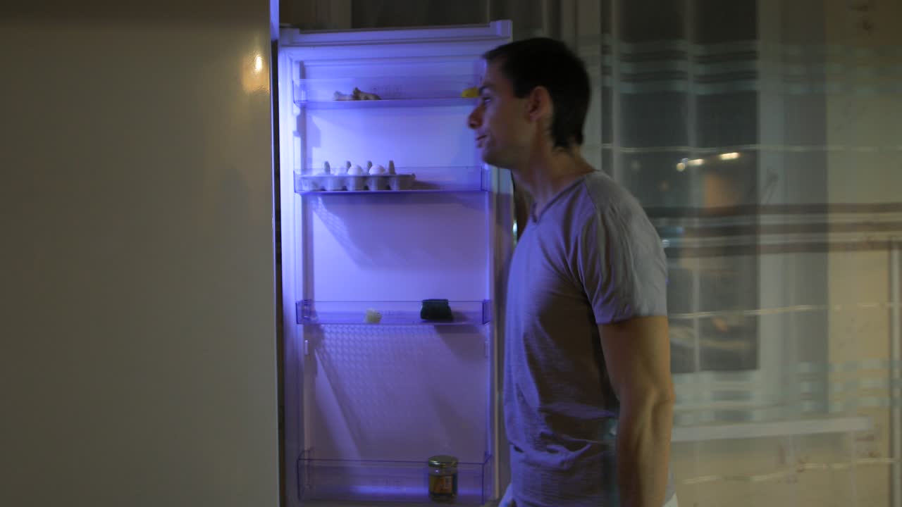 사람이 빈 냉장고를 열어요.