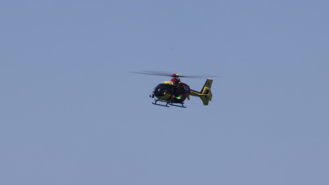 헬리터가 조용한 하늘에서 부드럽게 기동합니다.