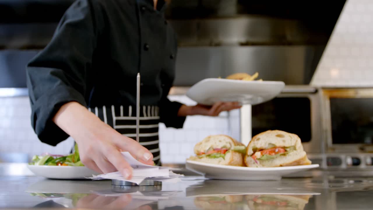 빌 핀 스탠드 4k에 빌을  ⁇ 입하는 여성 웨이트리스