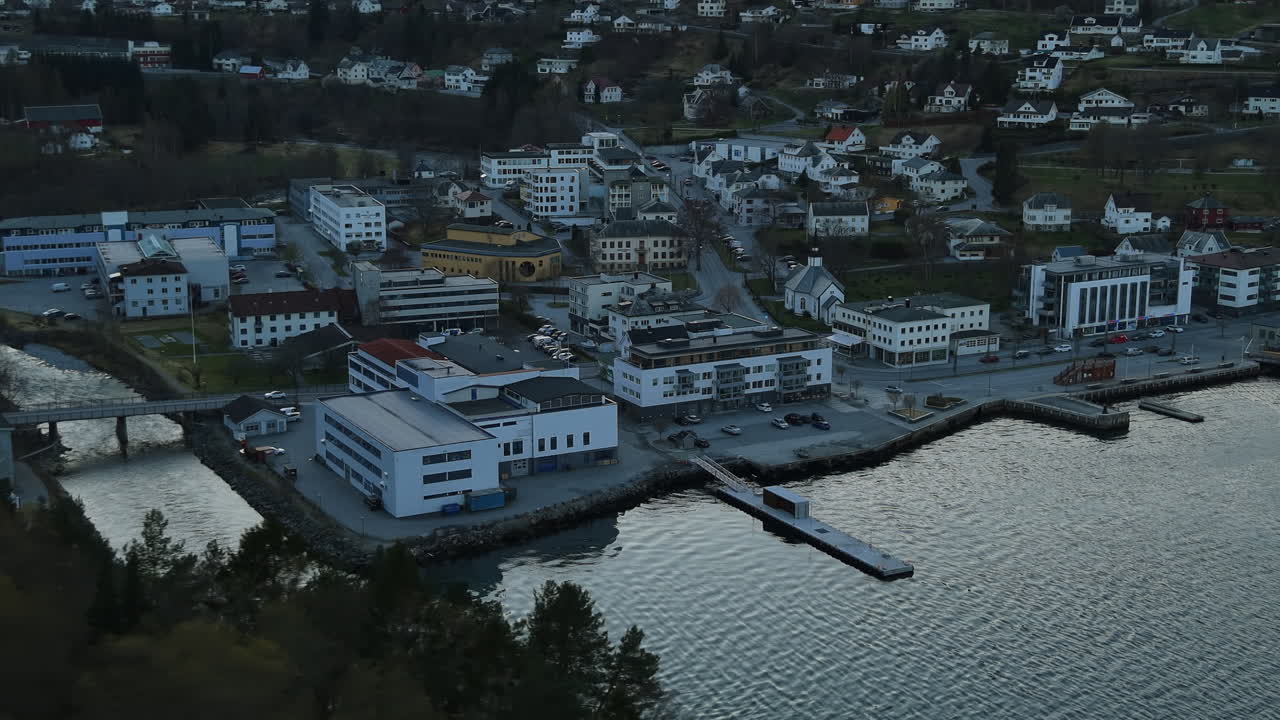 Ilmakuva norjalaisesta kaupungista, jossa on ranta-alueen rakennuksia ja laitureita. Sopii kaupunkikehitykseen tai matkailusisältöön.